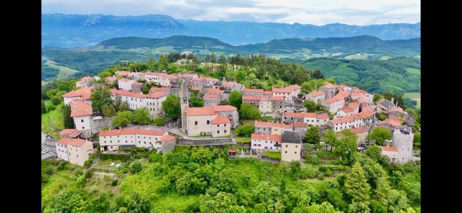 Zračni posnetek vasi Štanjel